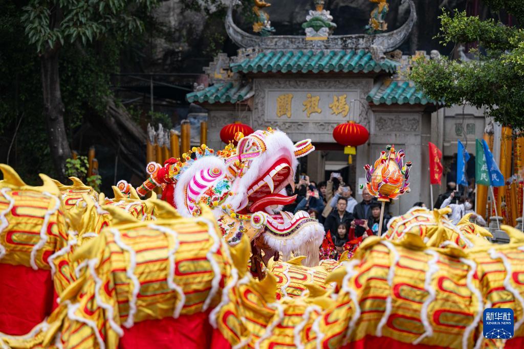 在香港，六合彩（又称“六合彩”）一直以来都是一种受欢迎的博彩活动。无论是本地居民还是海外华人，参与其中的热情都非常高涨。伴随着开奖时间的临近，大家都对“今晚的特码是什么”充满了期待和好奇。这种期待不仅仅是出于对博彩本身的兴趣，更是一种对幸运和好运的渴望。